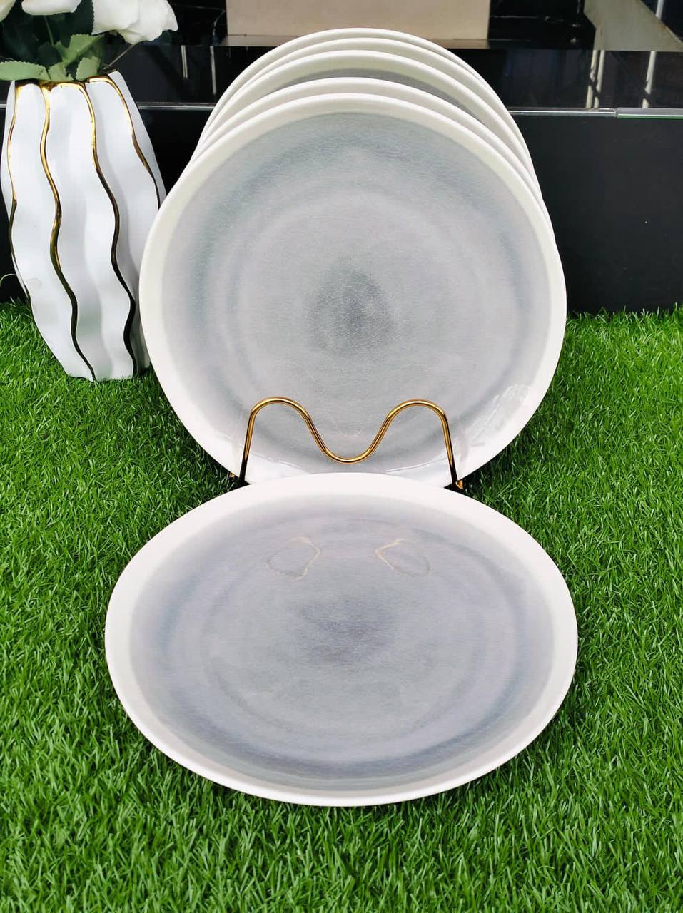 A set of 6pcs dinner plates