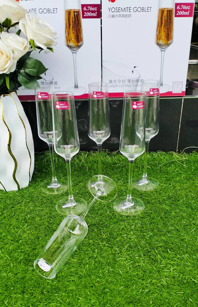 A set of 6pcs Clear champagne glass