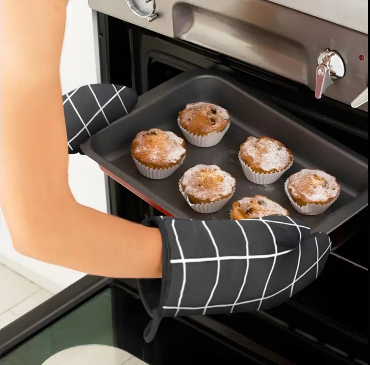 A pair of cotton oven gloves