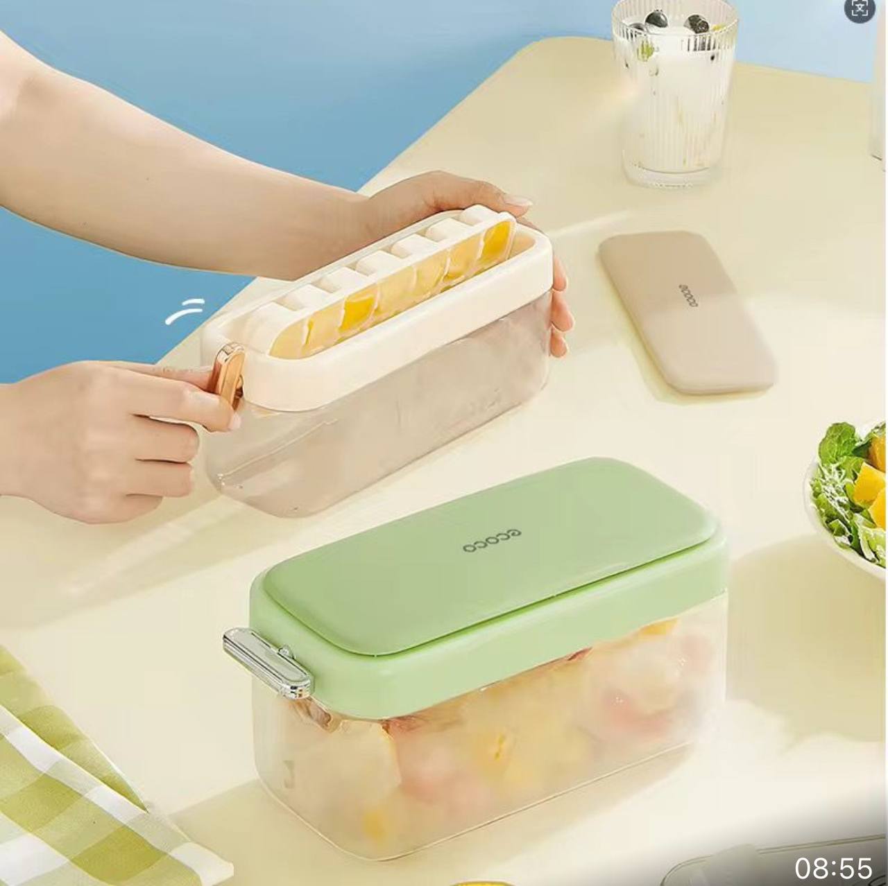 21 grid ice cubes maker with lid and scoop.