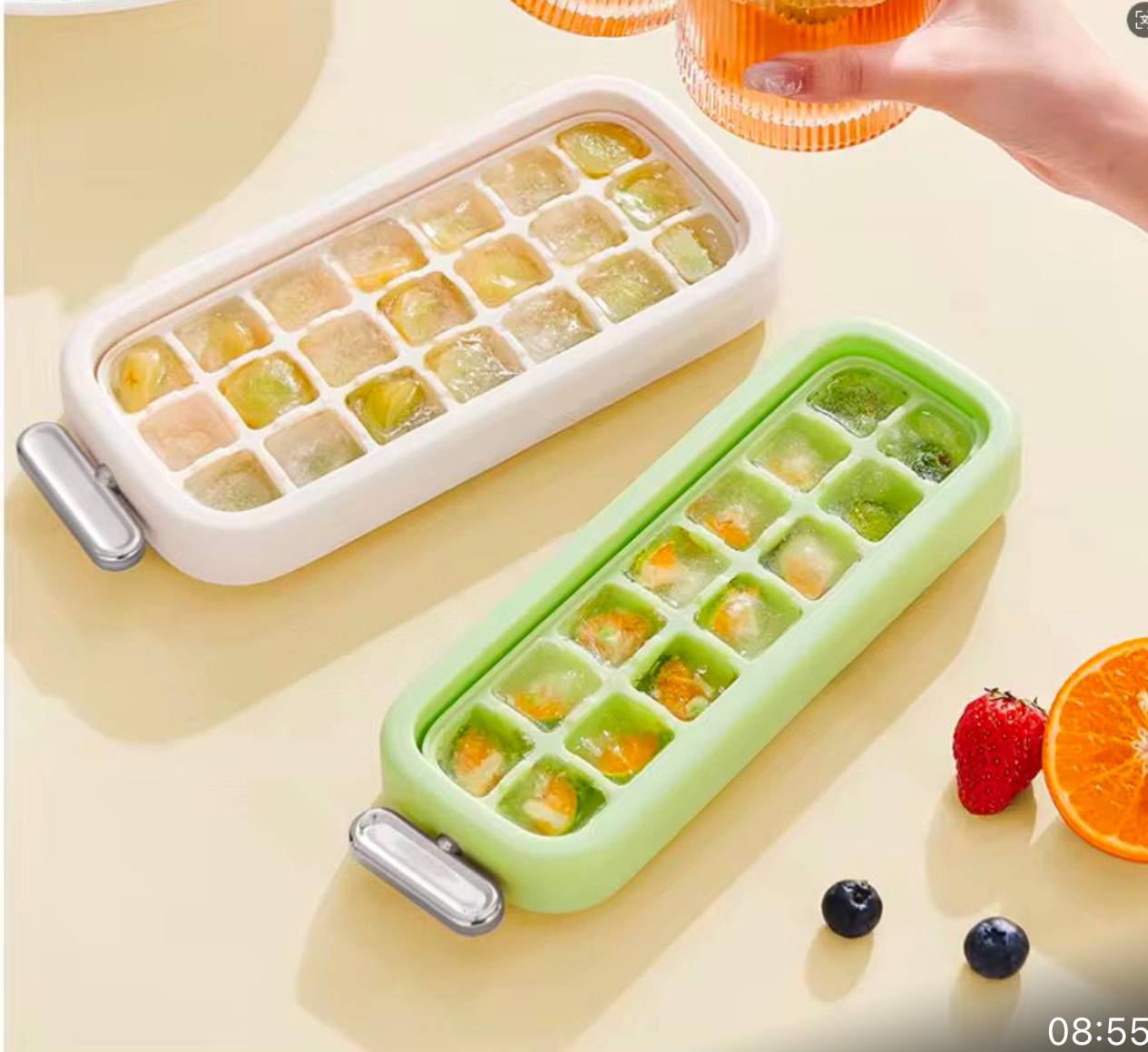 21 grid ice cubes maker with lid and scoop.
