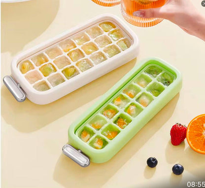 21 grid ice cubes maker with lid and scoop.