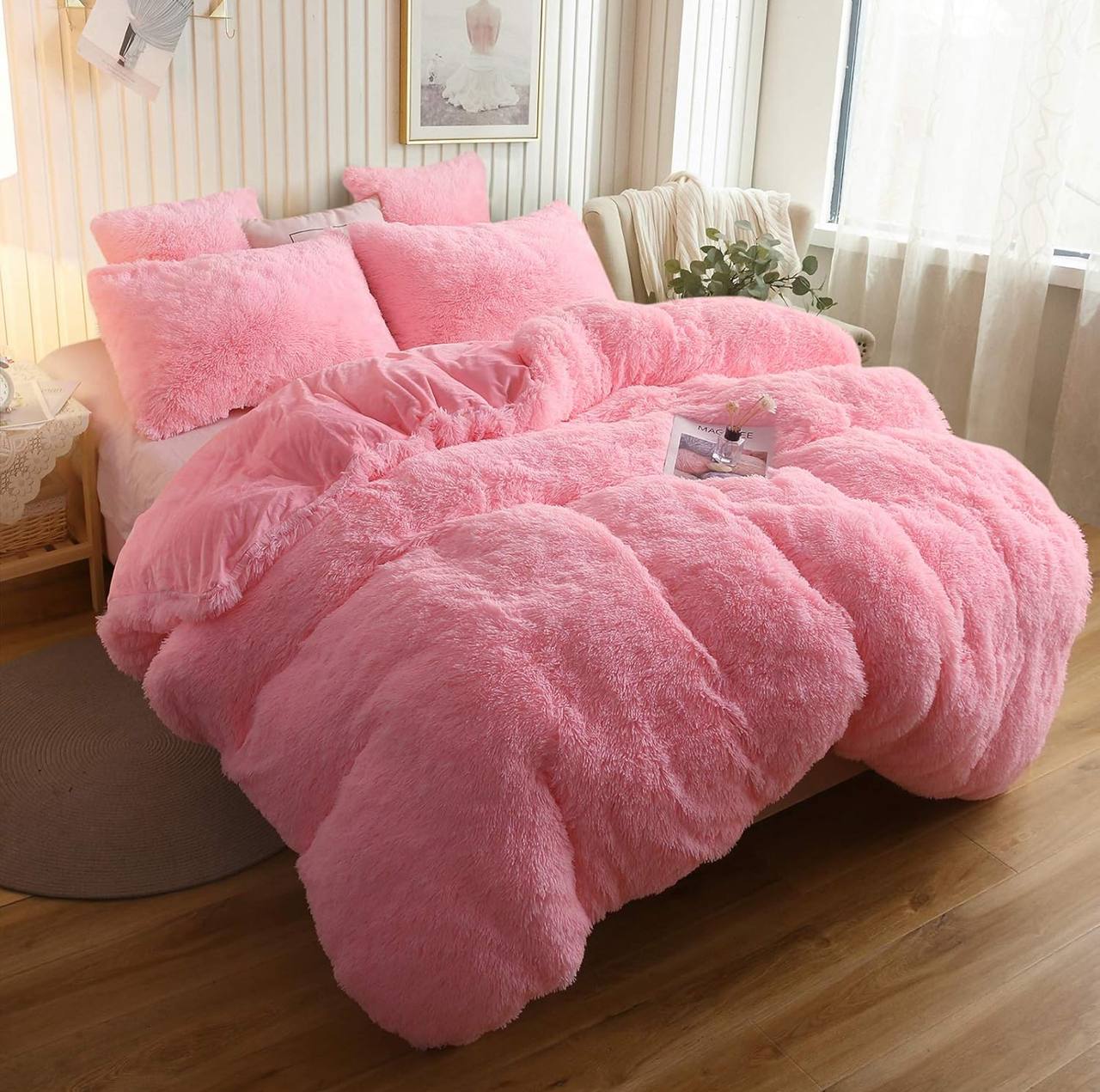 A set of 6 pcs luxury plush fluffy duvets bedding set