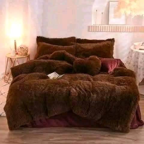 A set of 6 pcs luxury plush fluffy duvets bedding set