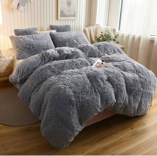 A set of 6 pcs luxury plush fluffy duvets bedding set
